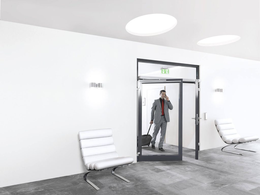 Apertura automatica puerta portal en Madrid 3 Puertas automáticas en interiores