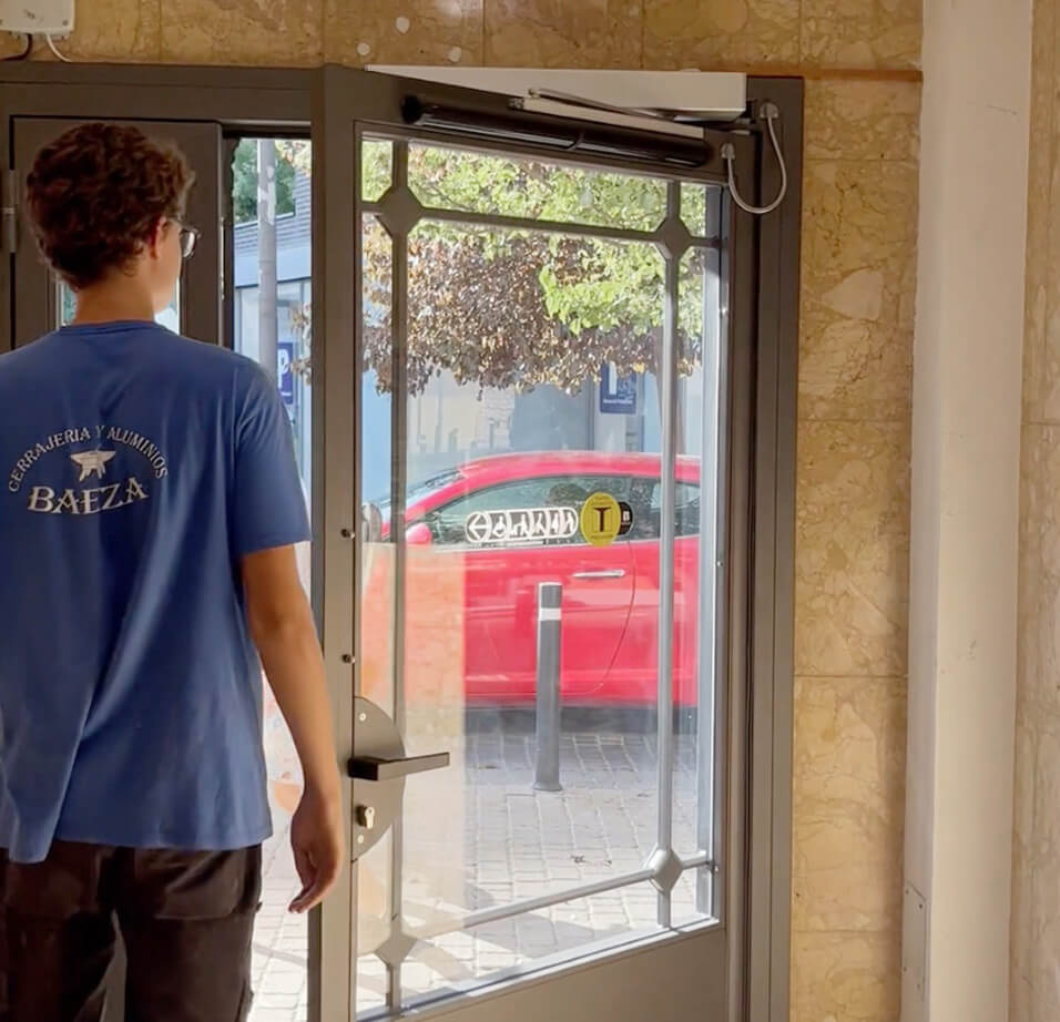 8 ventajas de instalar puertas automáticas en Madrid: Una inversión en comodidad y seguridad 3 Puertas y portales automáticos en comunidades