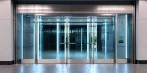 Personaliza tu Entrada Tendencias en Puertas Automáticas de Cristal para 2024 con Baeza